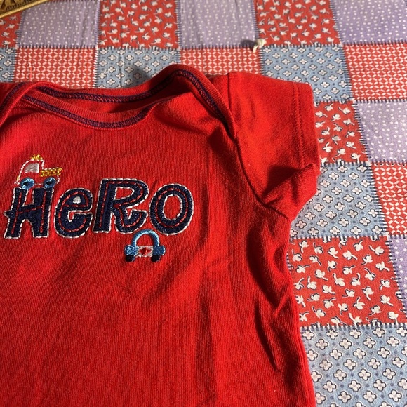 💰🚨CLEARANCE 🚨💰
Gerber. 12 month. Hero onesie. - Picture 4 of 7